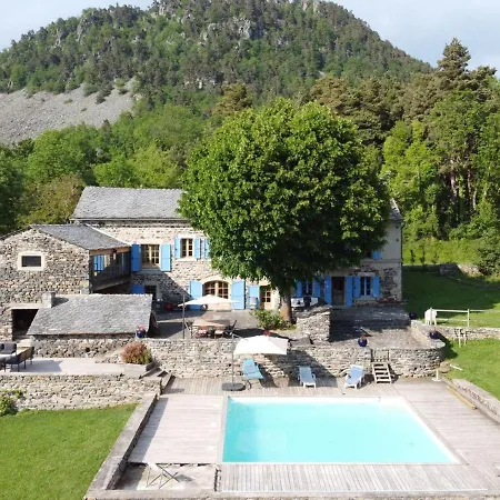 לינה וארוחת בוקר Sejour Champetre : Magnifique Ferme Rehabilitee Avec Piscine, Terrasses Et Confort Moderne A St Etienne Lardeyrol - Fr-1-582-389